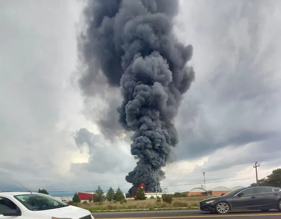 Incendio en fábrica de Tlaxco provoca evacuación de más de mil trabajadores