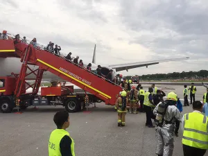 Avión con 241 personas a bordo se incendia tras aterrizaje de emergencia