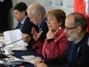 Bachelet pide abrir diálogo político para una nueva Constitución chilena