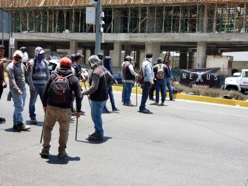 Trabajadores de la construcción exigen el pago de dos semanas que les deben