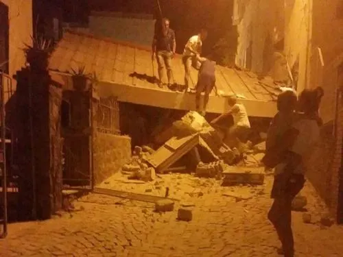 Deja un muerto y varios heridos sismo en isla italiana