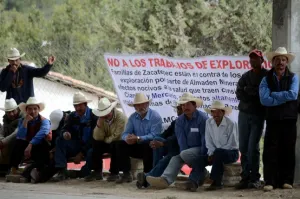 Minera quiere comprar a pobladores de Ixtacamaxtitlán con sillas de ruedas