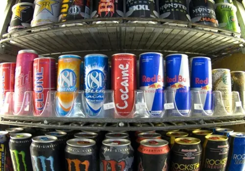 Bebidas energéticas provocan infartos en jóvenes: IMSS