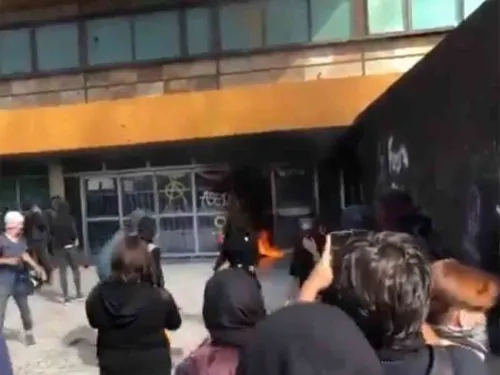 Encapuchados prenden fuego y vandalizan Rectoría en UNAM