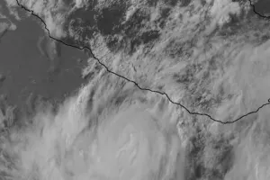 Carlos se estaciona al sur de Guerrero; elevan alerta a naranja