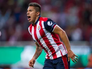 Carlos Salcedo ‘cruza el charco’, jugará para la Fiorentina