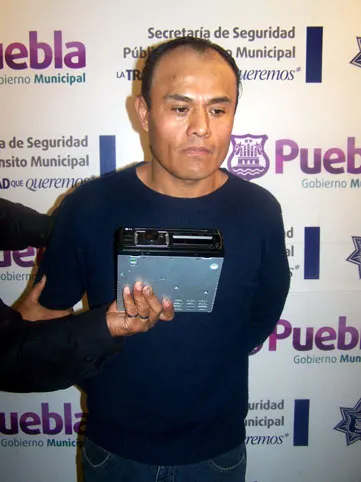 Policía municipal sorprende en flagrancia a ladrón de autoestereo