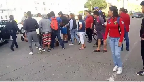 Tras descubrirlos intentando abrir una miscelánea, vecinos golpean a dos sujetos en La Margarita