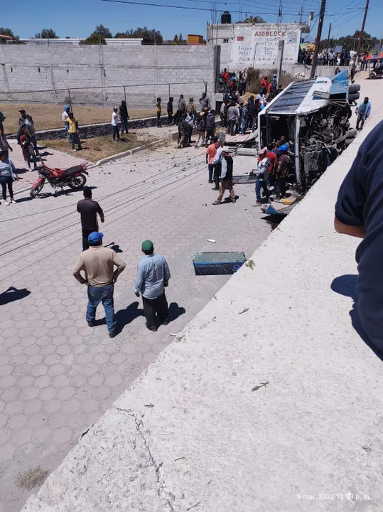 Muere pasajera en volcadura de un autobús en Tepeaca