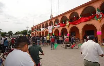 Critican los 10 viajes del edil de Santo Tomás Hueyotlipan a EEUU