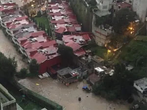 Lluvia sumerge autos estacionados en Santa Fe, CDMX