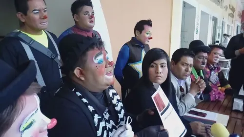 Payasos tradicionales piden trabajar en los alrededores del zócalo