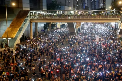 Manifestantes destrozan Parlamento de Hong Kong en desafío directo a China