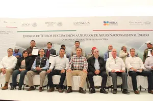 RMV y director Conagua entregan títulos de concesión de pozos