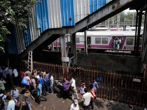 Estampida en un puente peatonal deja 22 muertos en India