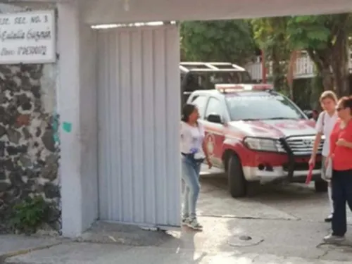 Estudiantes de secundaria lanzan cohetón y lesionan a maestro