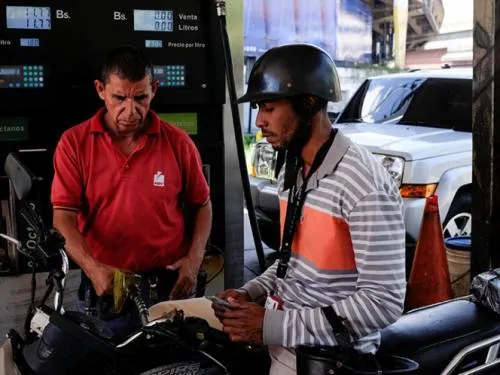 Venezolanos hacen largas filas por gasolina ante incertidumbre