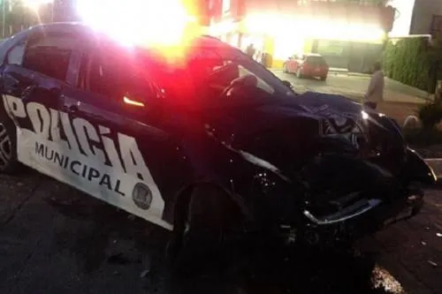 Patrulla se pasa el alto y provoca choque