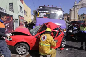 Choque entre un transporte público y particulares deja 4 heridos