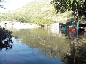 Laguna de Huamuxtitlán se sale de cauce e inunda restaurantes