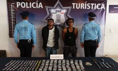 Policía turística aseguró a dos narcomenudistas