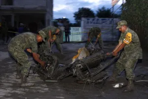 Muertos y autos dañados, saldo de deslave en Huehuetlán