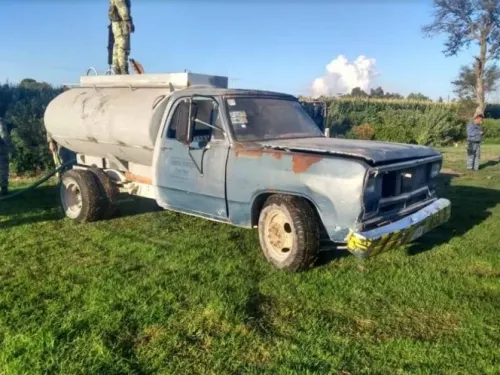 Huachicoleros enfrentan a policías en Hidalgo, les quitan 4 camionetas