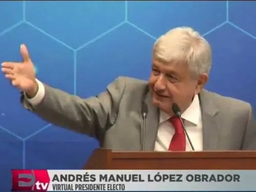 Pide López Obrador a ingenieros analizar 3 opciones para el NAIM