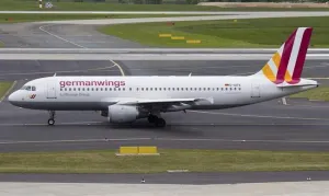 Se estrella avión en los Alpes; reportan 150 pasajeros a bordo