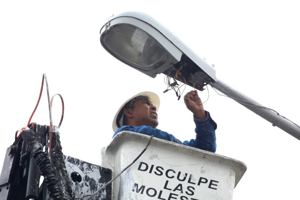 La presidenta municipal Claudia Rivera Vivanco dio el banderazo de salida para la colocación de alumbrado público en la colonia América Norte.