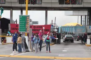 Normalistas de Teteles bloquean caseta de la Puebla-Orizaba