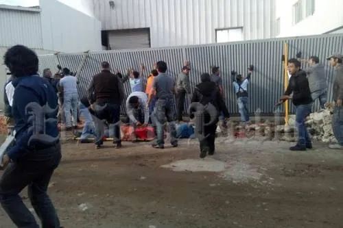 Dos albañiles resultan heridos al caerles encima portón metálico