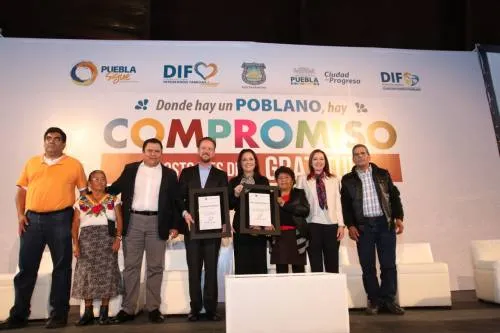 Tony Gali y Dinorah López reciben reconocimiento por parte de trabajadores del Ayuntamiento