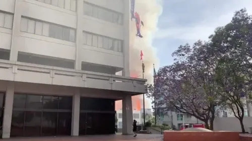 Explosión en Los Ángeles deja 10 bomberos heridos