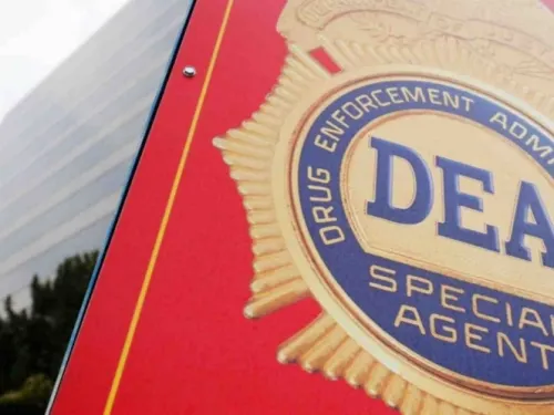 Exfuncionario de la DEA finge ser de la CIA; roba millones