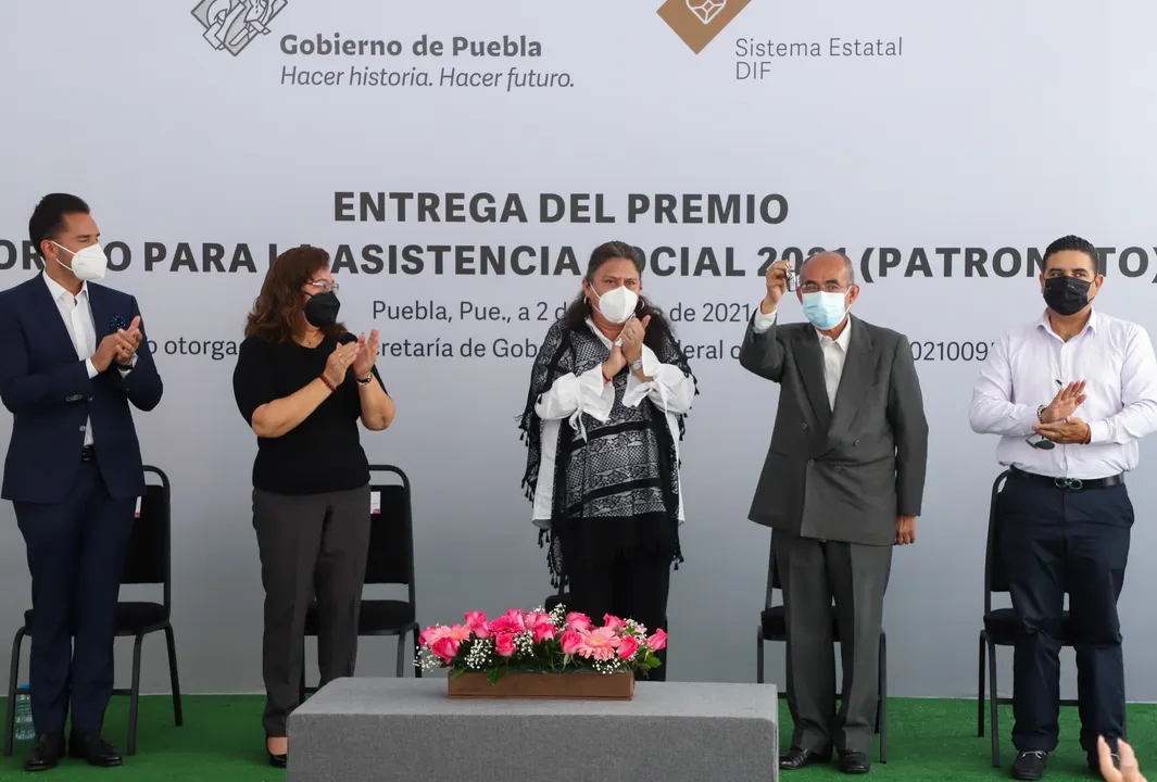 Entrega presidenta del SEDIF premio del Sorteo para la Asistencia Social  2021