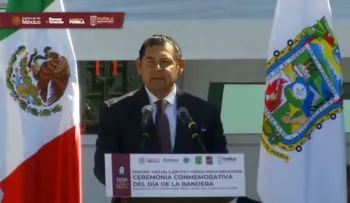 Alejandro Armenta encabeza ceremonia del Día de la Bandera en Puebla
