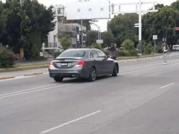 Conductor de Mercedes Benz atropelló a dos personas en bulevar 5 de Mayo y se dió a la fuga