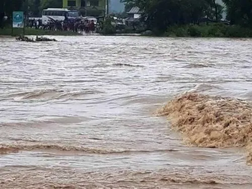 Derrumbes en Nepal dejan al menos 30 muertos
