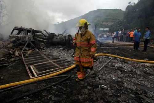 Incendio de pipa daña 10 casas y dos comercios en Honduras