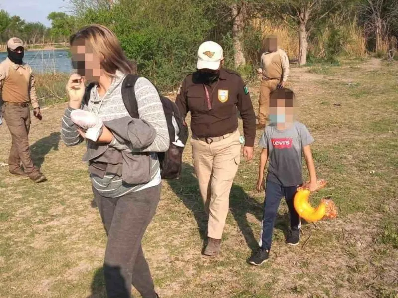 Rescatan a madre e hijo arrastrados por la corriente del Río Bravo en Coahuila