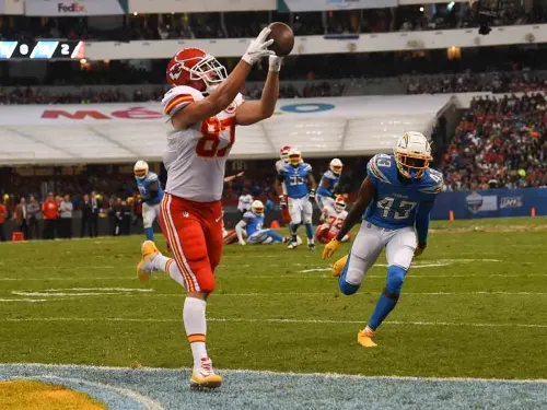 Chiefs apuntalan liderato divisional con triunfo sobre Chargers en México