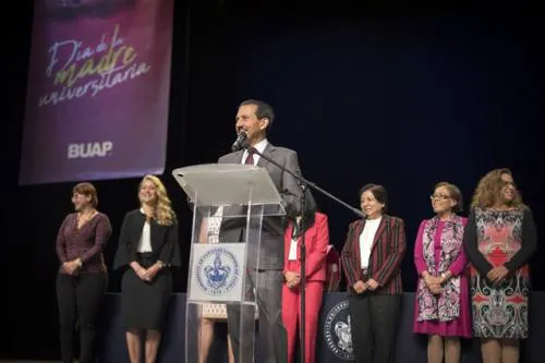 BUAP reconoce las aportaciones de las madres universitarias en la formación de valores