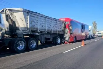 Al menos 30 lesionados por choque entre un ADO y un tráiler sobre la autopista Puebla-Veracruz
