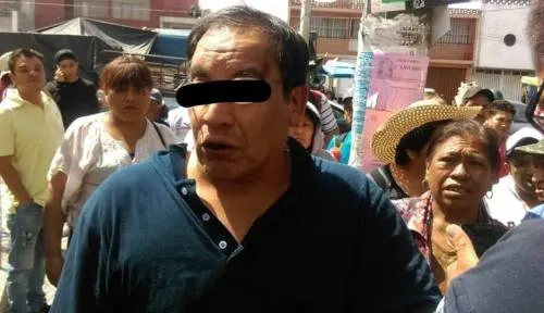 Detienen a sujeto que le tomaba fotos a menores por debajo de la falda