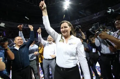 Ganó la verdad sobre la mentira: Martha Erika; celebra su triunfo en el Acrópolis