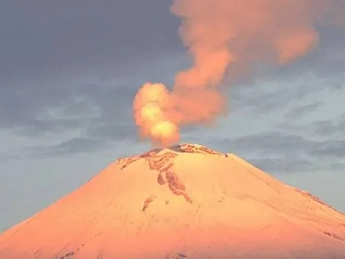 Amanece el Popocatépetl con nieve y una gran fumarola