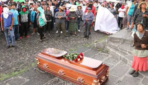 Con ataúd, habitantes de Palmarito se manifiestan frente a Casa Aguayo