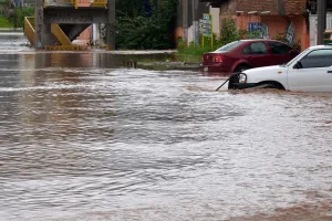 Se desbordan ríos y causan inundaciones en Guerrero y Querétaro