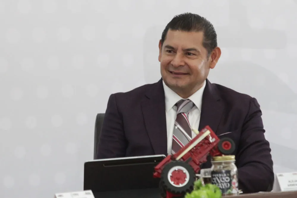 Gobernador Alejandro Armenta convierte polémica en promoción de Chiles en Nogada